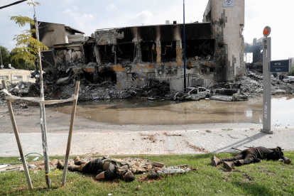 Los cuerpos de militantes de Hamás frente a la destruida comisaría de policía en la ciudad sureña de Sderot, cerca de la frontera con Gaza.