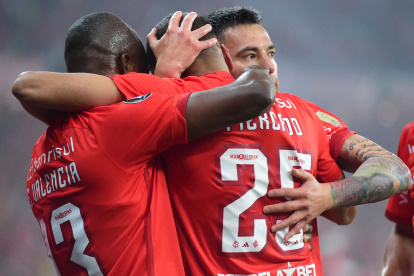 Enner Valencia (izq.) marcó ante Gremio.