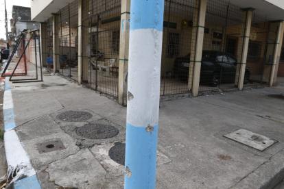 En el sitio en donde ocurrió el hecho colocaron un cartel con unas velas en homenaje a los fallecidos.