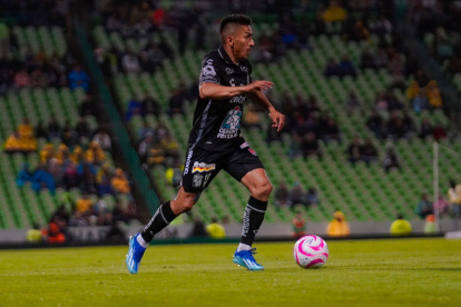 Mena nuevamente fue titular y se llevó los 3 puntos ante el Santos de Félix Torres.