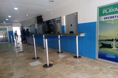 Escenario. En el Municipio de Playas ya no se ven esas extensas hileras de usuarios intentando hacer trámites.