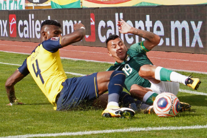 En el 2020, el jugador Jorge Flores (d) de Bolivia disputa un balón con Robert Arboleda de Ecuador, en un partido de las Eliminatorias Sudamericanas para el Mundial de Catar.