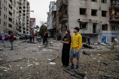 Járkov. Lugareños recorren la zona atacada en esta ciudad de Ucrania.