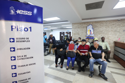 Afiliados y pensionistas realizan diversos  trámites en la agencia del IESS situada en la Avenida de las Américas