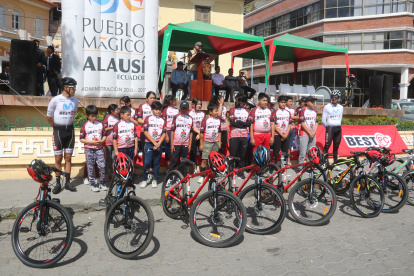 Los niños y jóvenes de Alausí están felices al tener la oportunidad de aprender sobre ciclismo.