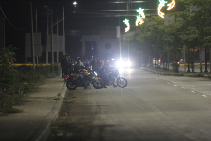 Invasión. La queja de los motorizados en el vial 1 es frecuente.