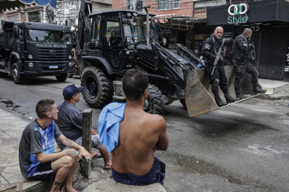 Policías participan en un operativo contra las bandas criminales hoy, en una favela de la ciudad de Río de Janeiro (Brasil).