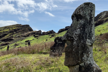Escenario. Uno de los moáis afectados por incendios cerca del volcán Rano Raraku (Pascua).