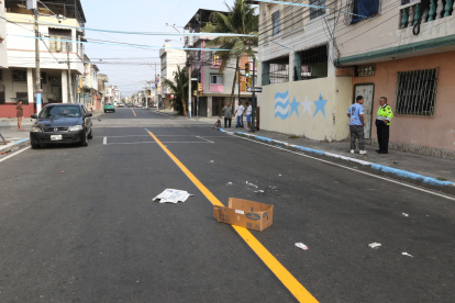 Hecho. Ayer moradores colocaron un cartón con unas velas encendidas a modo de homenaje a las víctimas.