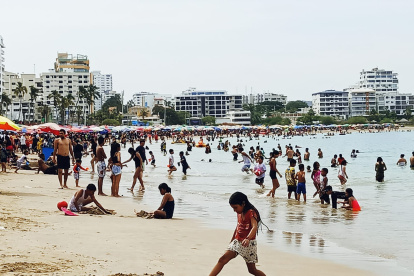 Salinas. Durante el último domingo, se registró la mayor cantidad de turistas en el popular balneario.