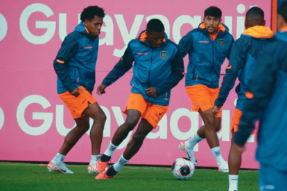 Algunos de los jugadores convocados entrenando.