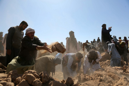 La gente busca a las víctimas entre los escombros de casas destruidas después de un terremoto en el distrito Zinda Jan de Herat, Afganistán, 09 de octubre de 2023.