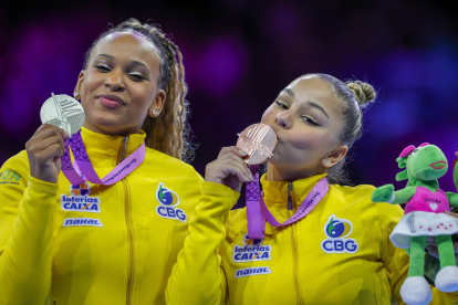 Las gimnastas brasileñas Rebeca Andrade (i) y Flavia Saraiva fueron registradas el pasado domingo, 8 de octubre, al exhibir sus medallas de plata y bronce, respectivamente.