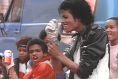 Michael Jackson durante el comercial de la popular gaseosa en el que lució la famosa prenda.