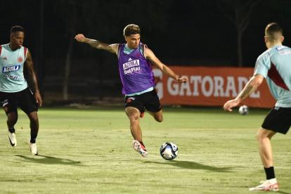 De a poco, Colombia prepara el 11 inicial para recibir a los ‘charrúas’.