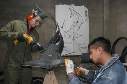 Creación. Dos de los artistas preparan una de sus esculturas.