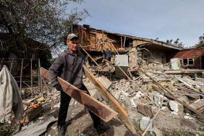 Un hombre limpia los escombros de una casa destruida después de un bombardeo en la aldea de Bilenke, región de Zaporizhia, Ucrania, 07 de octubre de 2023.