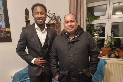 John Yeboah (i) junto a su tío Willy Zamora, en Hamburgo, Alemania.