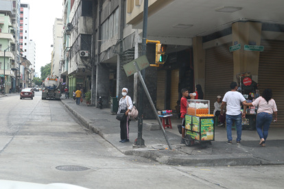 Una estructura en Rumichaca y Clemente Ballén se ve en mal estado