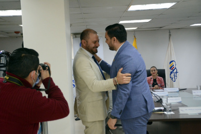 Esteban Guarderas felicita a Fantoni por su designación en presencia de la nueva presidenta Nicole Bonifaz.