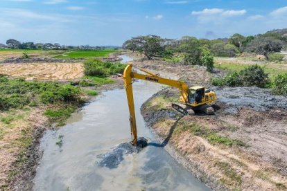 Accionar. Con maquinaria pesada se realizaron los trabajos en el afluente.
