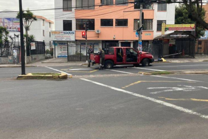 La camioneta en la que se movilizaban los sospechosos quedó abandonada en medio de la vía