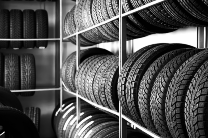 Referencial. Los delincuentes cortaron la puerta enrollable para romper el vidrio de la entrada principal.