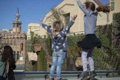 Dos niñas juegan en un parque