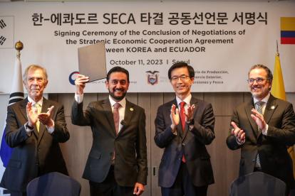 Autoridades de ambas naciones, en el momento de la firma.