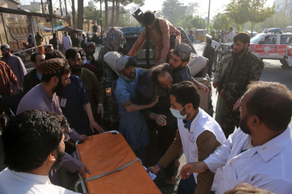 Afganos brindan ayuda médica a los afectados por el terremoto