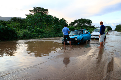Algunos carros quedaron afectados debido al paso de la tormenta Max y el huracán Lidia en el municipio de Tecpán en México