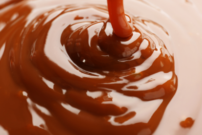 Hoy se celebra el Día Internacional del Dulce de Leche, un manjar de origen debatido que ha conquistado paladares en todo el mundo, y se comparte una receta casera para disfrutarlo.