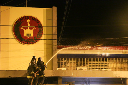 Miembro de los Bomberos alivian el fuego provocado por los reos.
