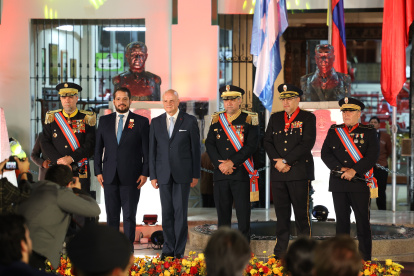 Jaime Cucalón de Ycaza, primer jefe del Cuerpo de Bomberos Samborondón; Cristian Torres Bermeo, secretario de Gestión de Riesgos; Alfredo Borrero Vega, vicepresidente de la República; Martín Cucalón de Ycaza, primer jefe del Benemérito Cuerpo de Bomberos de Guayaquil; Xavier Astudillo, primer jefe del Cuerpo de Bomberos de Machala; y Leopoldo Terán González, segundo jefe del Benemérito Cuerpo de Bomberos de Guayaquil.