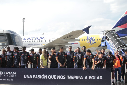 Previo a abordar la aeronave, la delegación tricolor posó para la foto oficial