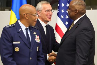 El secretario general de la OTAN, Jens Stoltenberg (I), saluda al responsable de Defensa de Estados Unidos, Lloyd Austin (D),