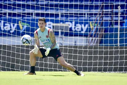 James Rodríguez improvisó en el arco durante la última práctica en el Estadio Metropolitano de Brranquilla.