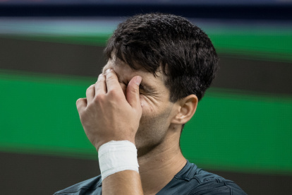 Carlos Alcaraz se lamenta tras perder ante Grigor Dimitrov en el Masters de Shanghai.
