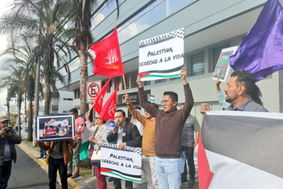 Este miércoles 11 de octubre hubo un plantón de solidaridad con Palestina en los exteriores de la Embajada de Israel en Quito.