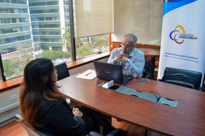Selección. Funcionario del Consejo de la Judicatura realiza entrevista.