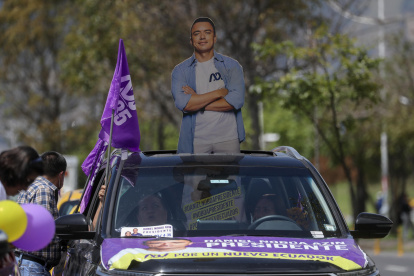 Simpatizantes del candidato presidencial Daniel Noboa esperan la llegada del candidato para el cierre de campaña electoral con miras a las presidenciales 2023, junto a la candidata del movimiento Revolución Ciudadana, Luisa González, hoy en Quito (Ecuador).