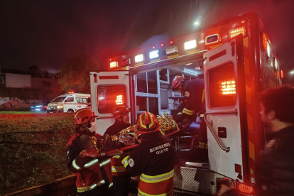 Atención. Miembros del Cuerpo de Bomberos acudieron a brindar atención a los afectados.