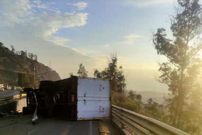 Percance. Un camión se volcó en el sector de Zámbiza en la avenida Simón Bolívar.