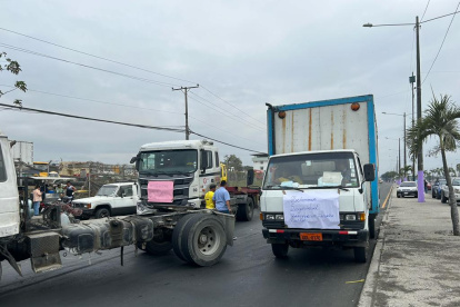 Los choferes se congregaron en un plantón fuera del Puerto Guayaquil por los constantes asaltos en las carreteras