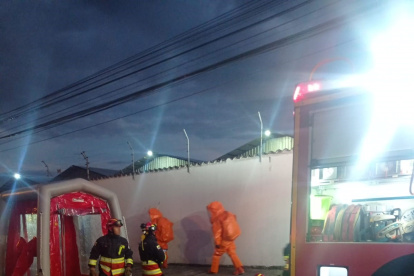 Ayuda. Miembros del Cuerpo de Bomberos acudieron para ayudar a los afectados