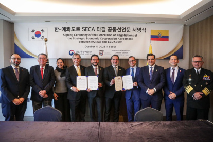 Autoridades. Representantes de Ecuador muestran la prefirma del acuerdo comercial con Corea del Sur.