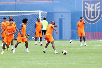 La Tri entrenó en la casa de la selección previo a su viaje a Bolivia.