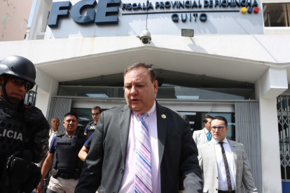 Comparecencia. El ministro del Interior Juan Zapata luego de rendir testimonio en la Fiscalía.