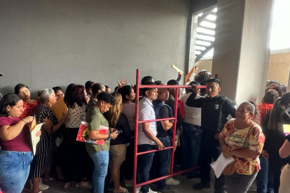 La seguridad del edificio busco dar organización al evento.