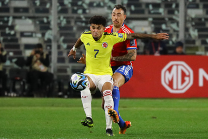 12 DE SEPTIEMBRE DE 2022/SANTIAGO
Matias Catalan (d) disputa la pelota con Luis Diaz (i), durante el partido valido por la segunda fecha de las Clasificatorias Conmebol 2026 entre las Selecciones de Chile y Colombia, disputado en el Estadio Monumental.
FOTO: SEBASTIAN ORIA/AGENCIAUNO
